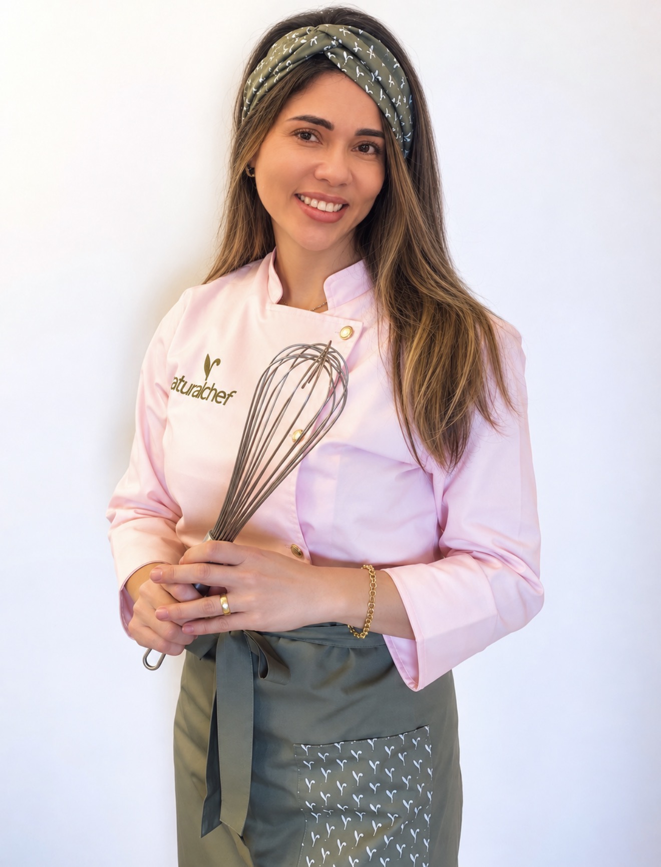 Nutricionista e Natural Chef à frente da Santo Alimento, com fouet nas mãos